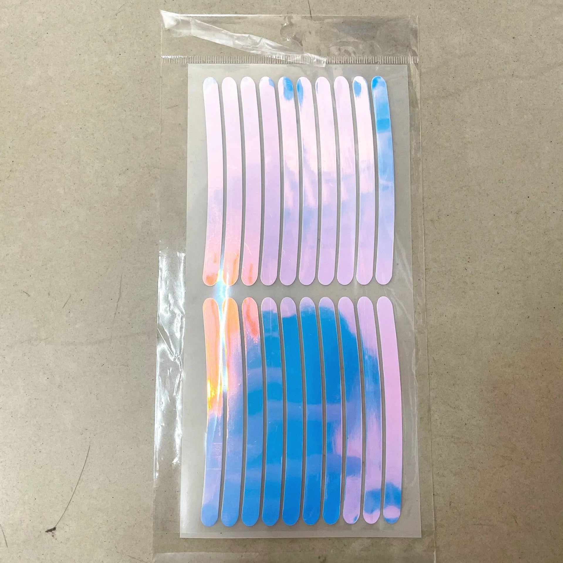 20-piece pack of multicoloured reflective PVC stickers for car and bicycle wheel hubs.