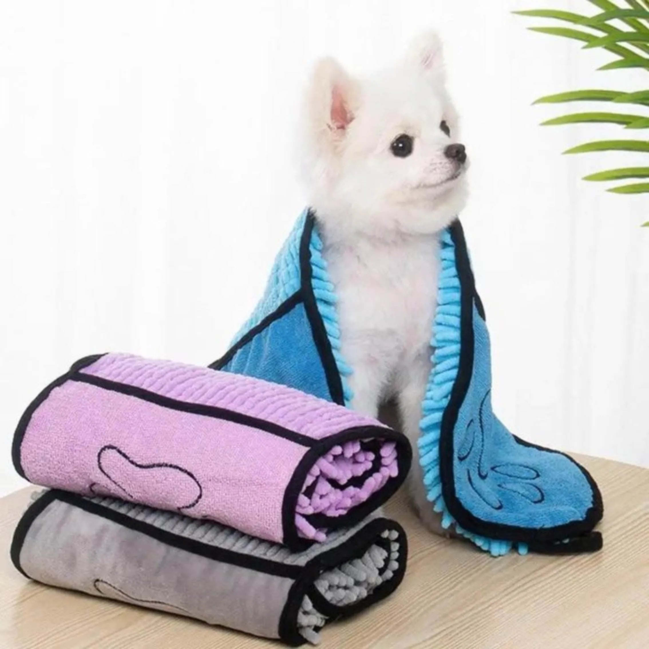 Blue pet bath robe towel for drying dogs and cats, shown with dimensions 62cm by 23cm.