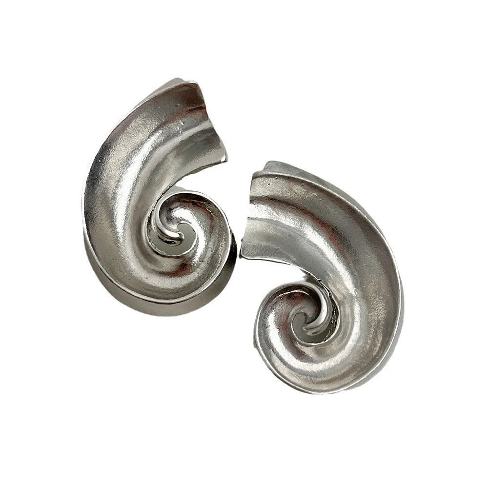 Geometric retro ear studs for women in gold or silver finish, measuring 5 cm with alloy construction
