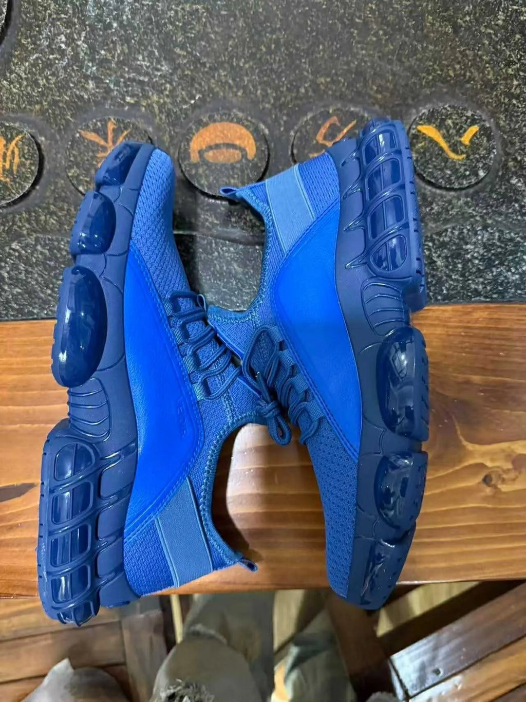 Student running sneakers with TPU upper and mesh lining, front lace-up, flat heel, round toe