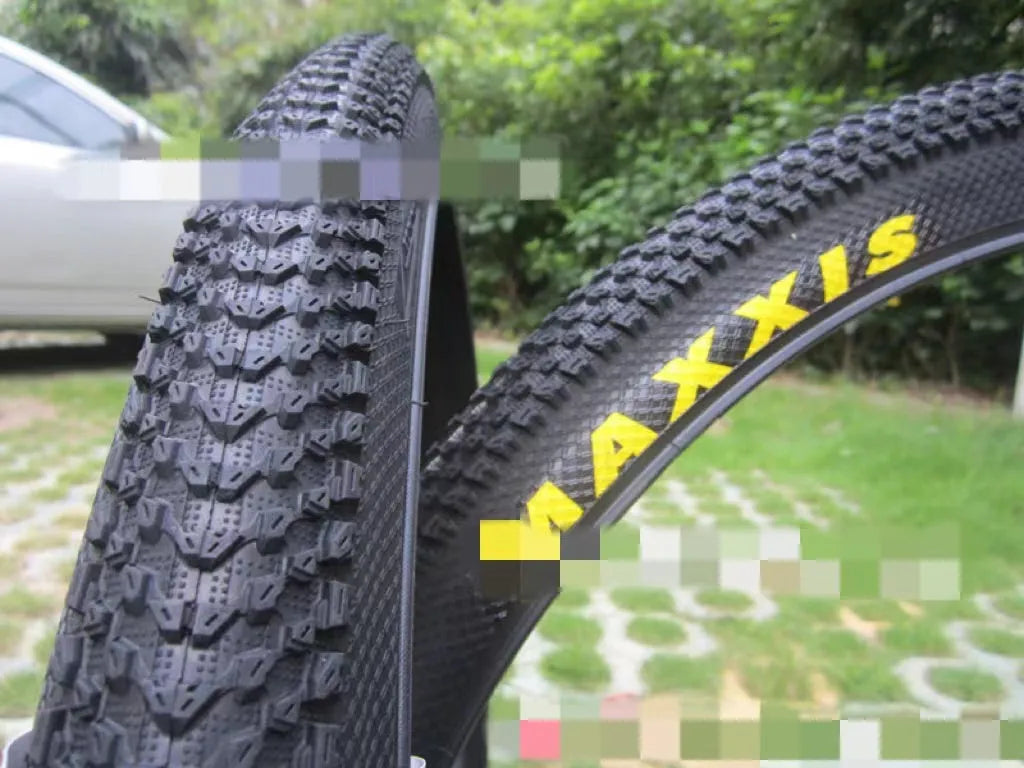 Ultralight mountain bike tyre with puncture-resistant construction for trail riding
