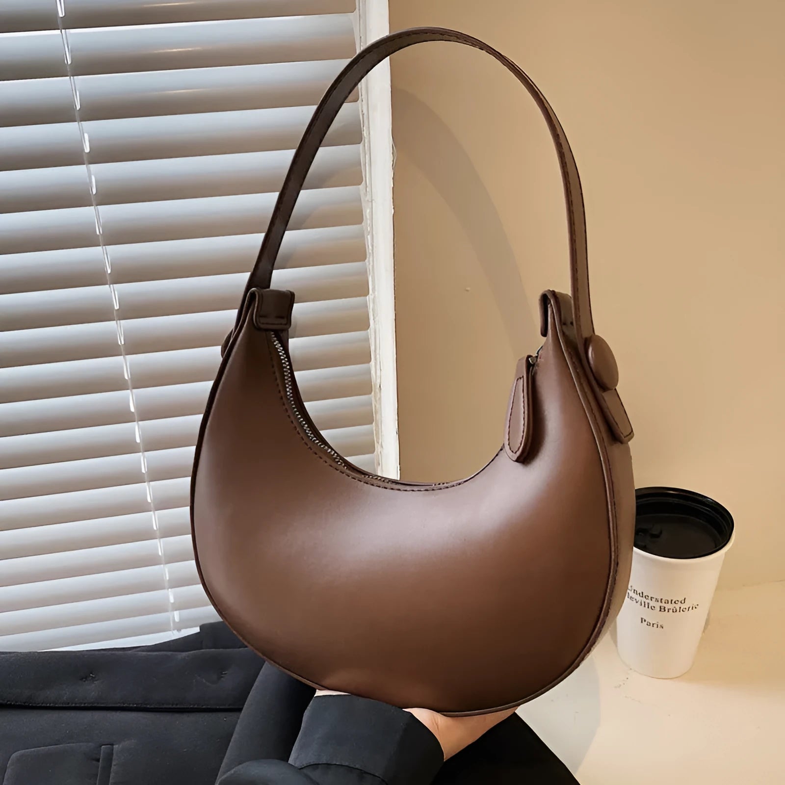 Women's retro dumpling-shaped shoulder bag in PU material with zipper organiser pocket