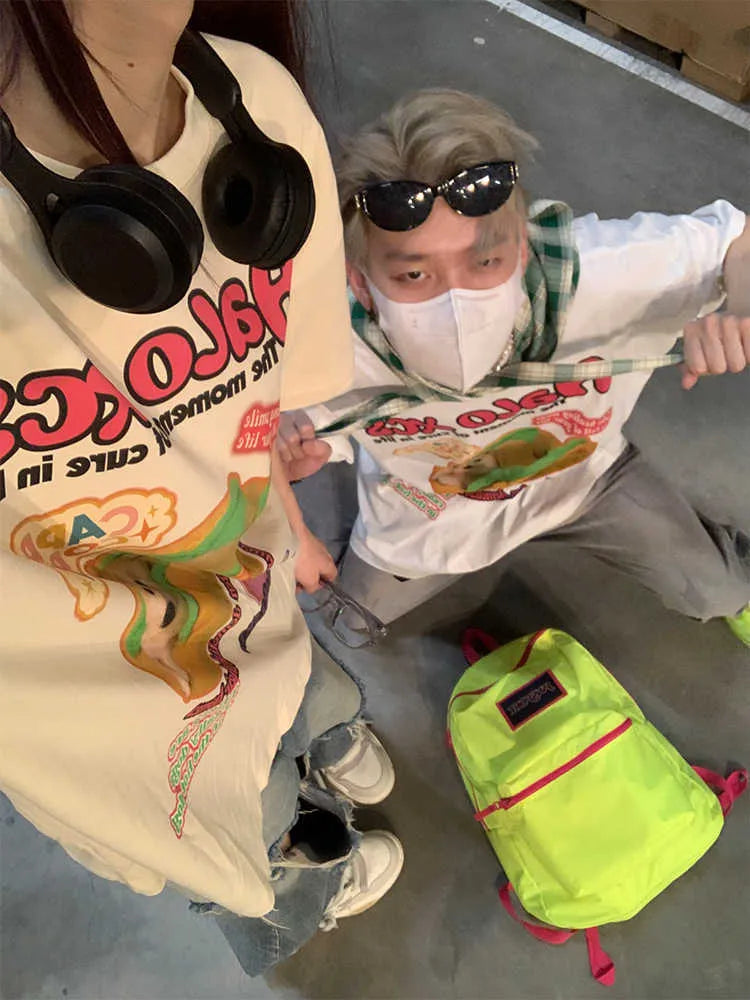 Cotton cartoon hamburger dog printed T-shirt in loose fit with round neck collar