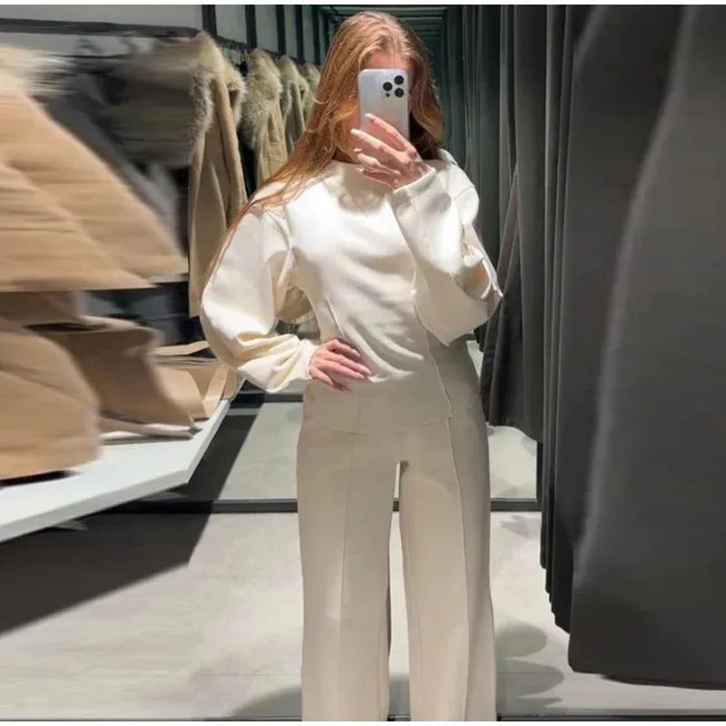 Women's fleece lounge suit set with O-neck pleated top and wide-leg trousers in matching colours
