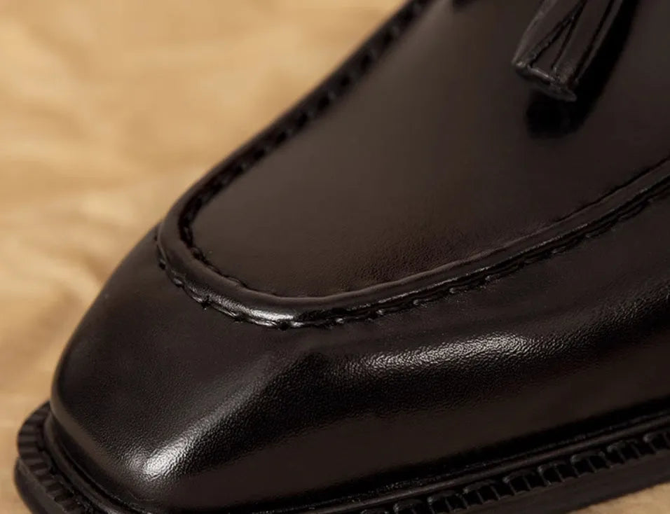 Men's black genuine leather fringed loafers with rubber sole and British styling
