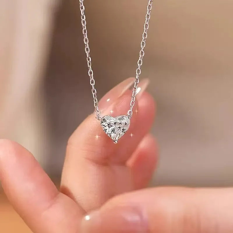 Silver-coloured women's necklace with a heart-shaped copper pendant on a chain
