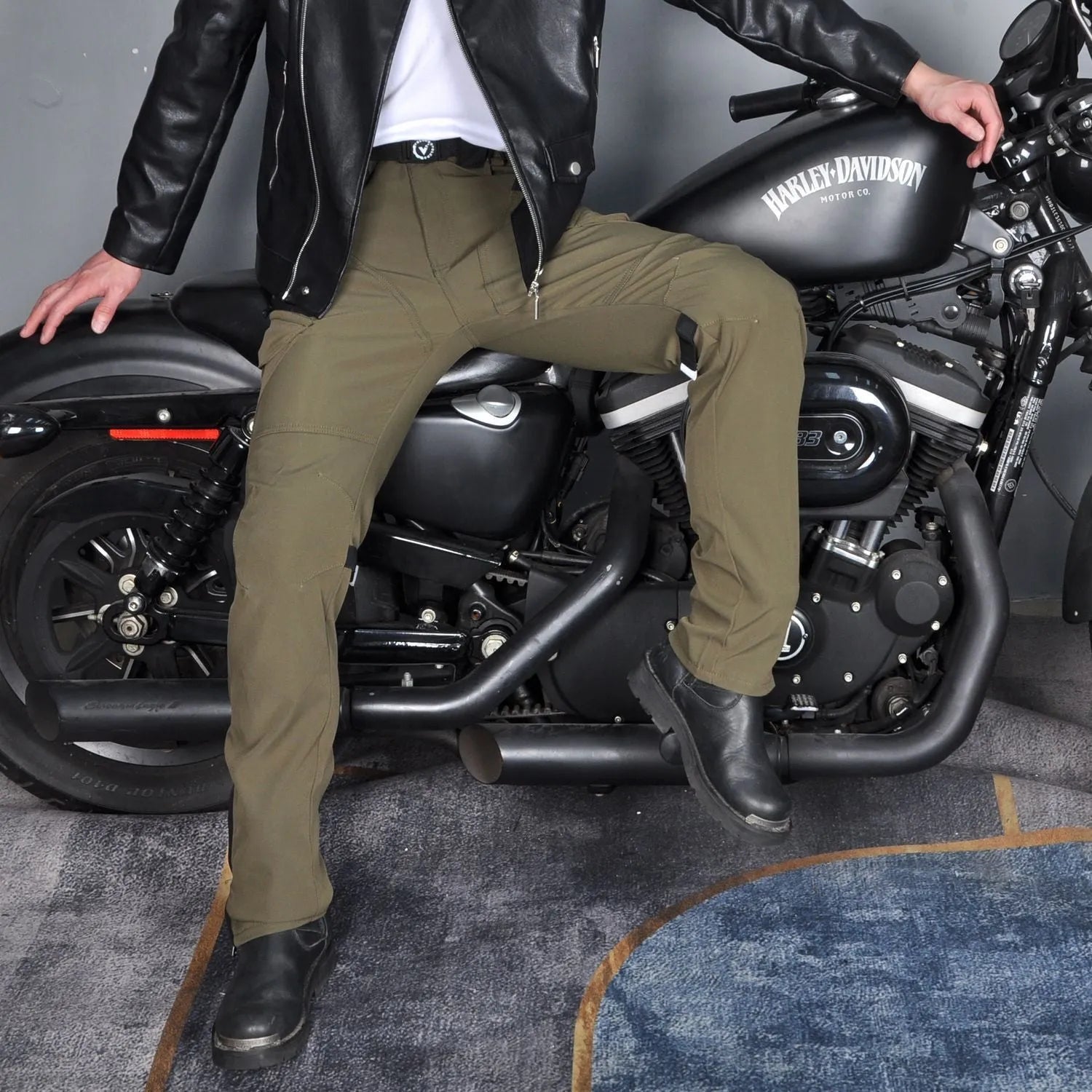 Men's waterproof motorcycle trousers in green and black colours with belt and protective gear