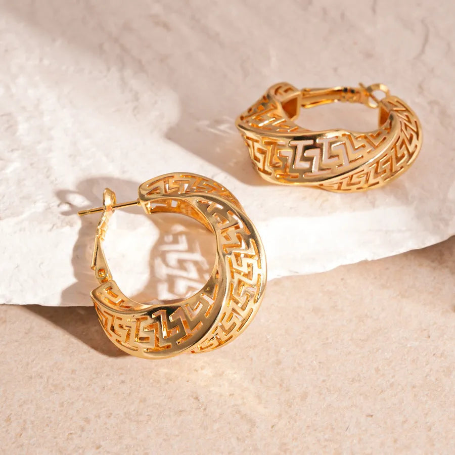 Twisted round geometric women's hollow stud earrings in silver or gold electroplated finish