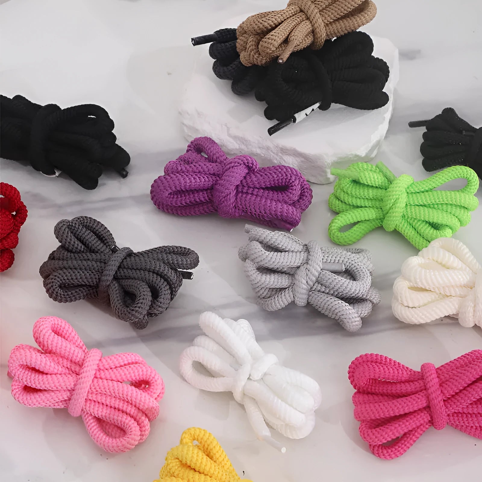 Oval hollow-core adapter rope in multiple colours and lengths for trainers and clothing.