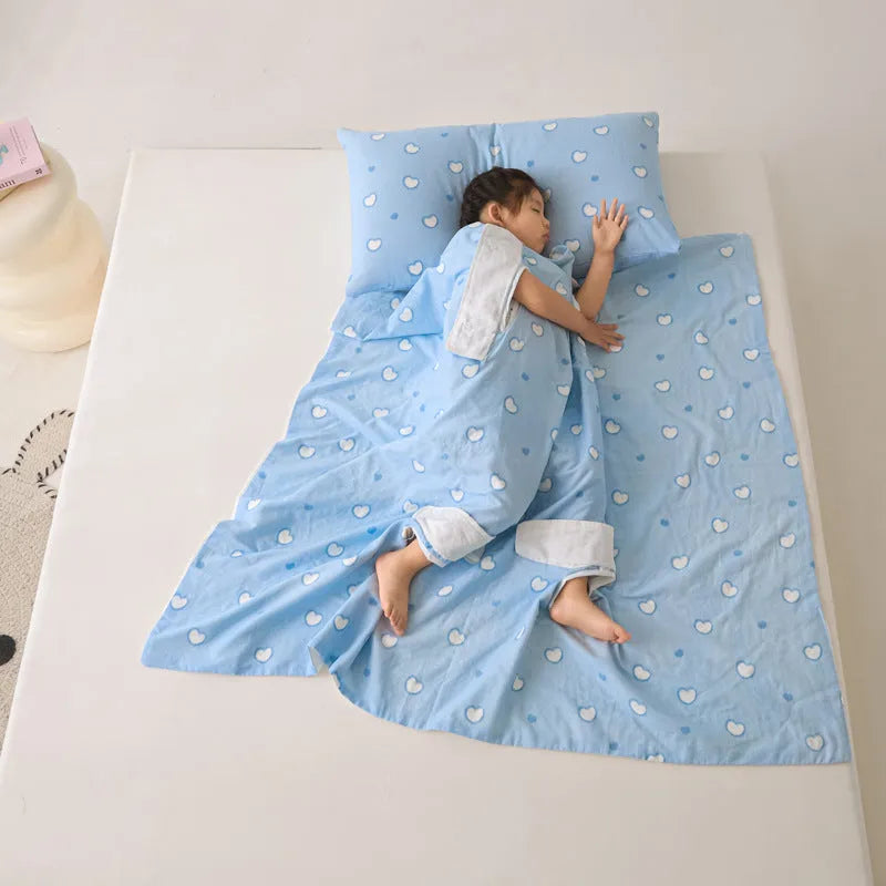 Anti-kick summer blanket in polyester with antimicrobial filling showing colour pattern options