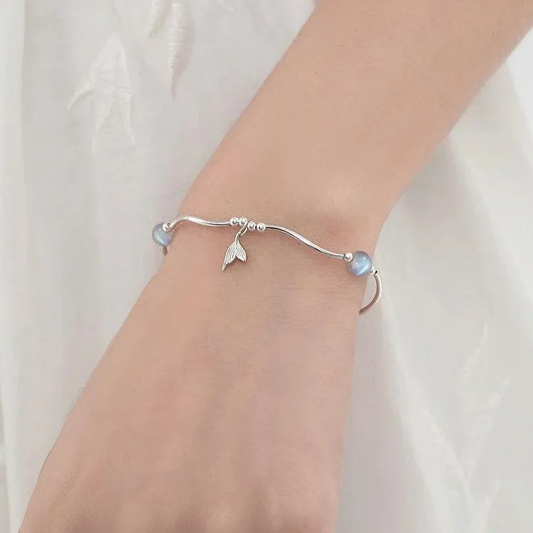 Pearl fishtail bracelet with irregular asymmetric bow in alloy