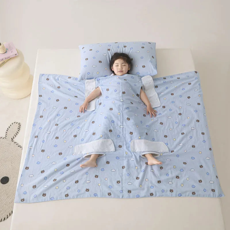 Anti-kick summer blanket in polyester with antimicrobial filling showing colour pattern options