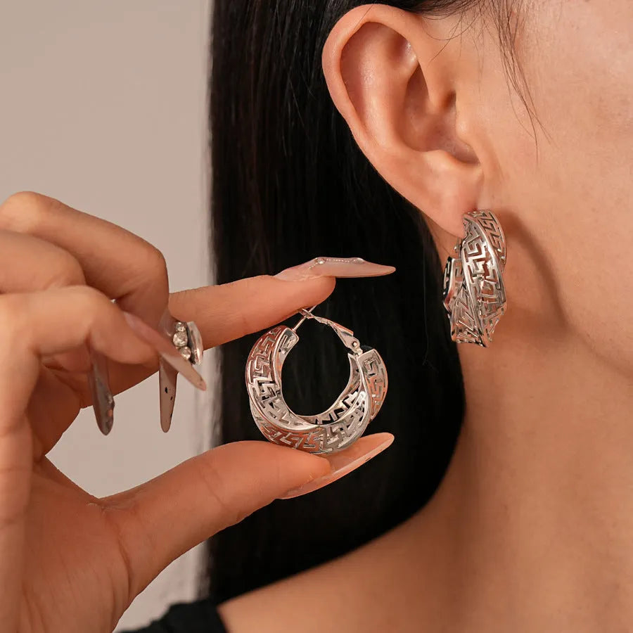 Twisted round geometric women's hollow stud earrings in silver or gold electroplated finish