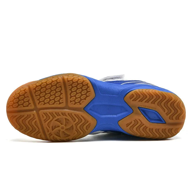 Breathable badminton shoes with ribbed sole in white and blue colour combination