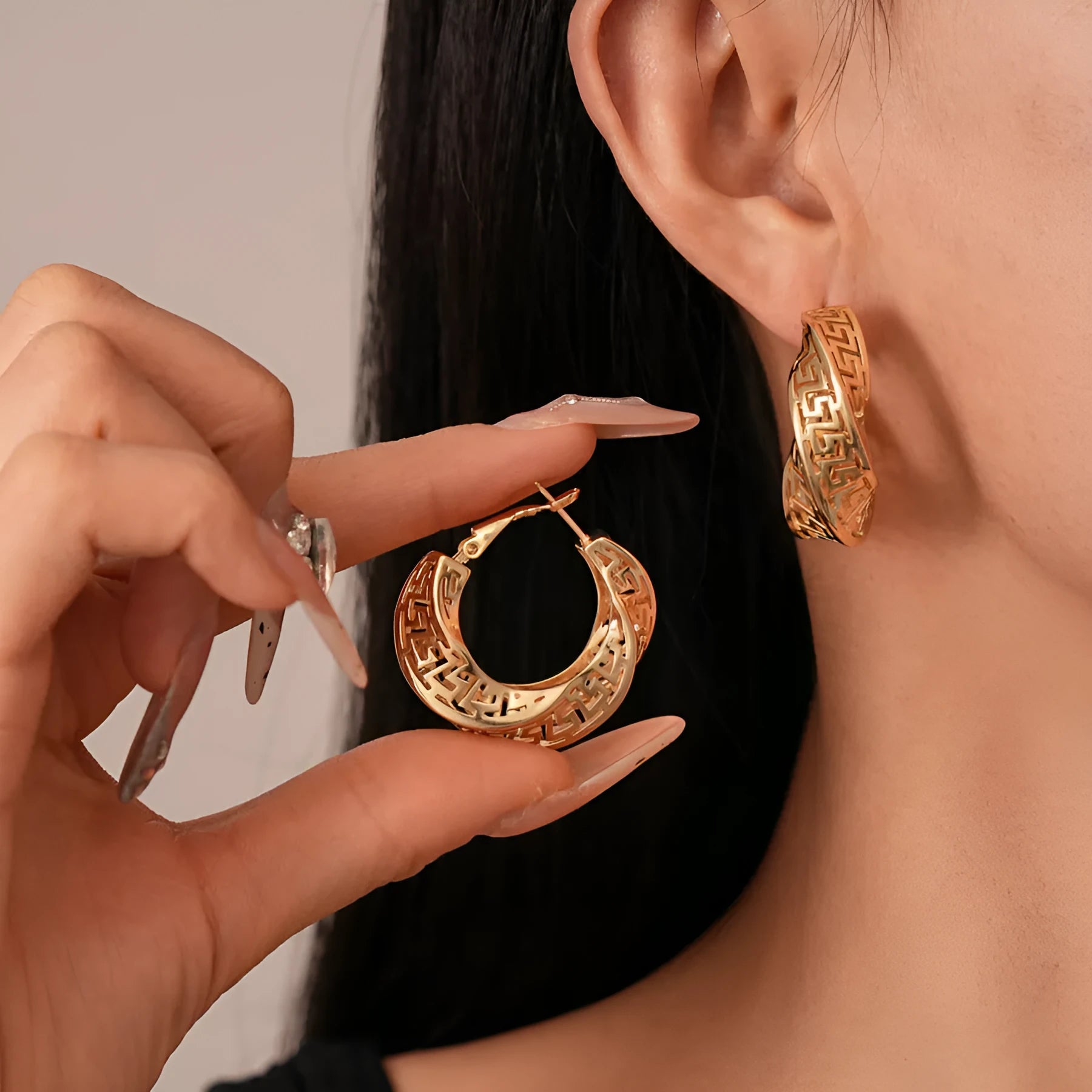 Twisted round geometric women's hollow stud earrings in silver or gold electroplated finish