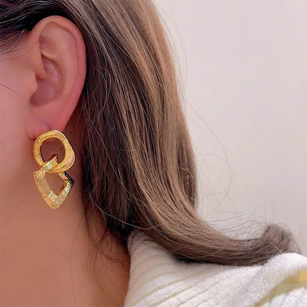Retro geometric circle pendant earrings in gold or silver with 3.4cm height