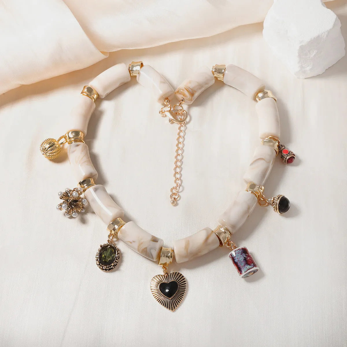 Women's heart-shaped bamboo and resin necklace with electroplated finish in picture colour