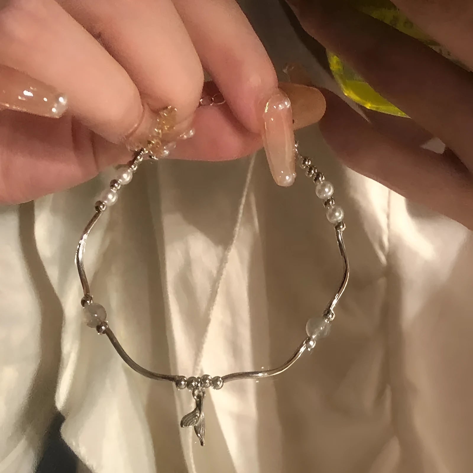 Pearl fishtail bracelet with irregular asymmetric bow in alloy