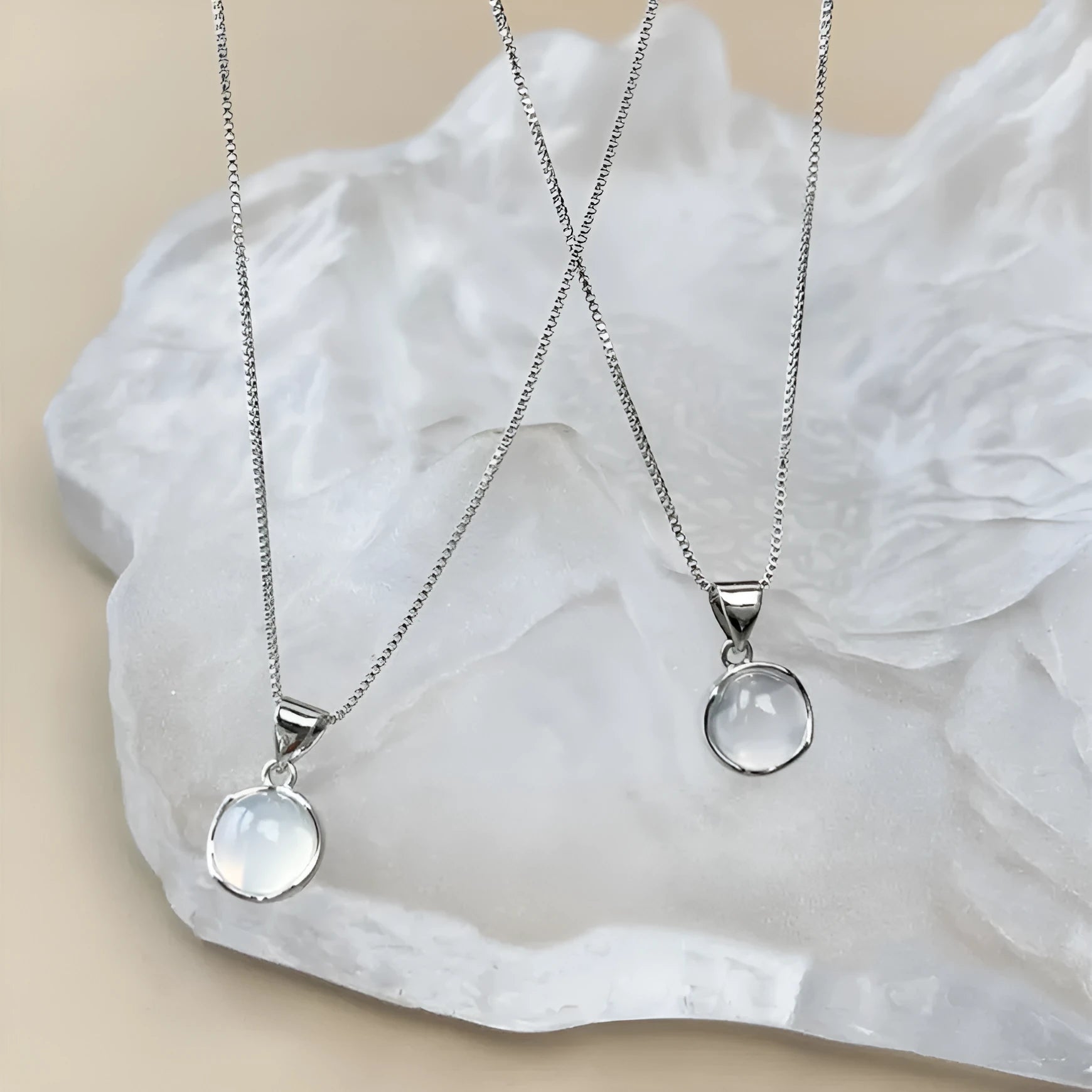 Women's oval pendant necklace with eight-point star artificial crystal on adjustable 21-50cm box chain