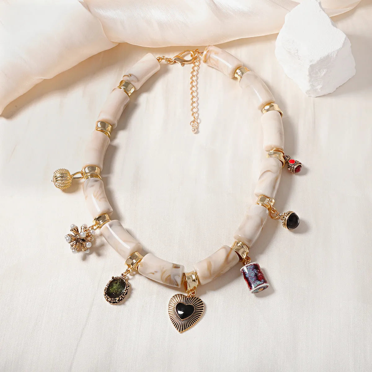 Women's heart-shaped bamboo and resin necklace with electroplated finish in picture colour