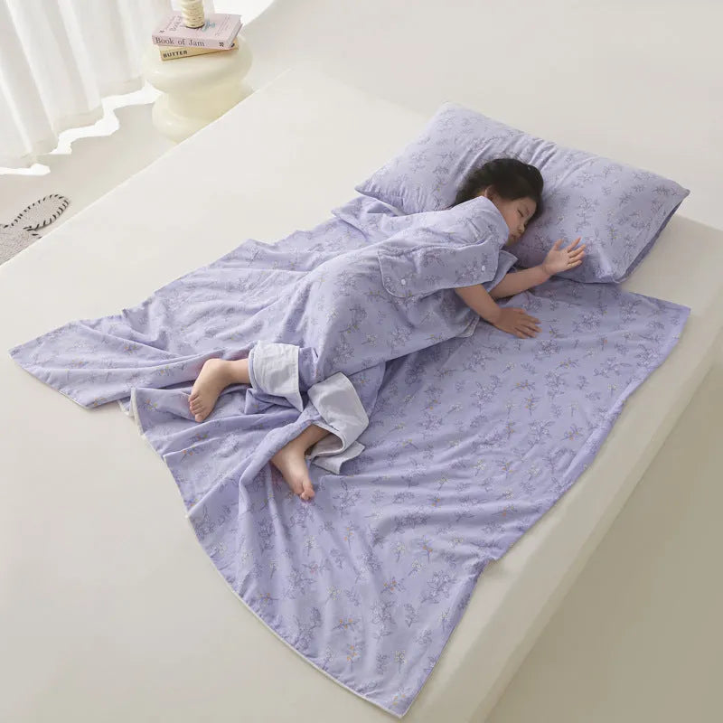 Anti-kick summer blanket in polyester with antimicrobial filling showing colour pattern options