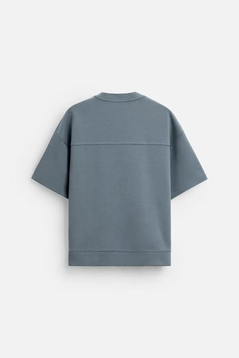 Loose-fitting polyester sports outfit set with short sleeve top and matching shorts in four colour options