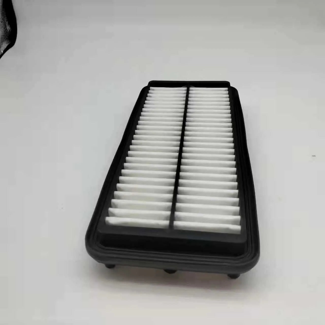 Black car air filter for Hyundai vehicles measuring 256mm x 113mm x 40mm