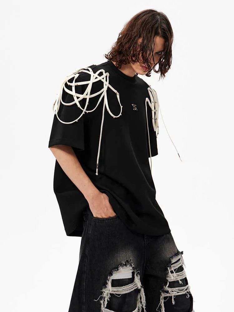 Black short-sleeved T-shirt with rivet ribbon padded shoulders and round neck in loose fit