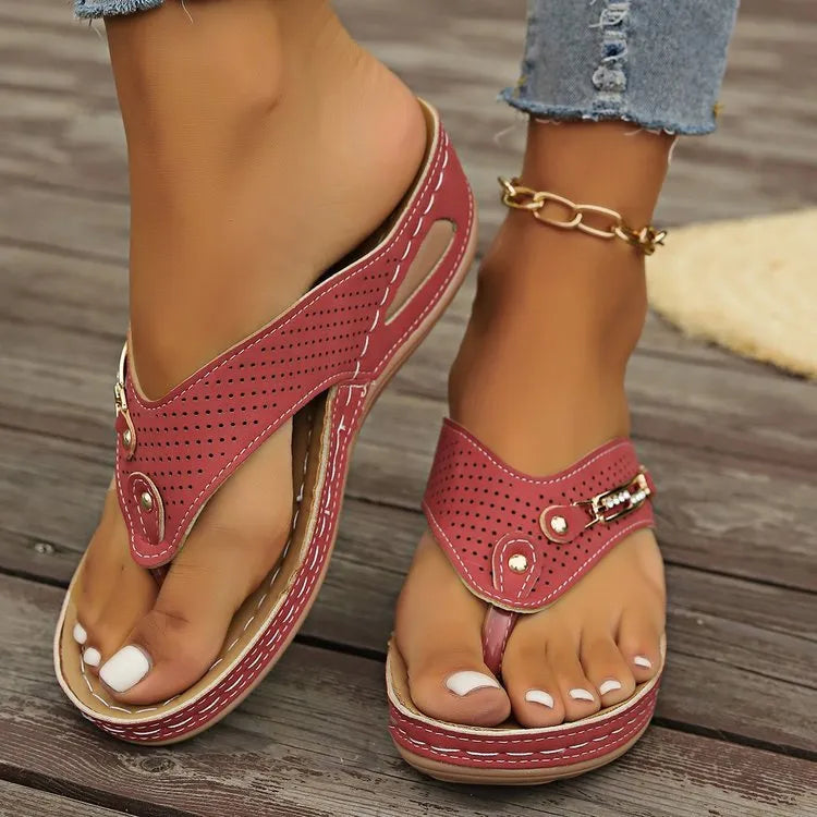 Women's retro-style flip-flop sandals with a PU upper and lightweight EVA sole on a herringbone scaffold.