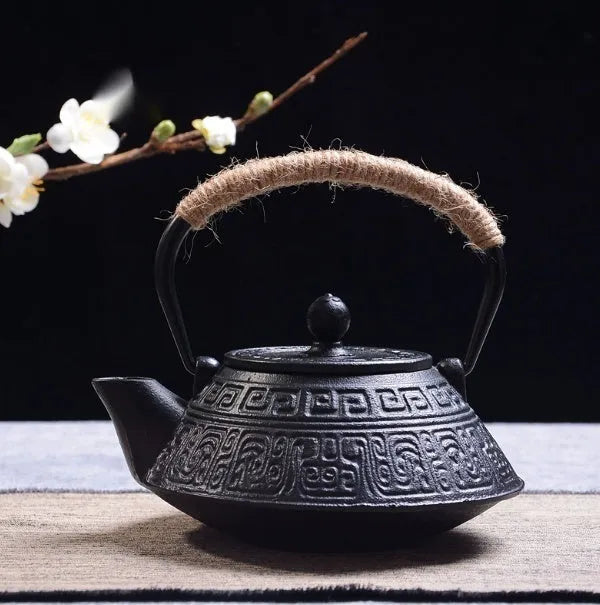 Japanese style cast iron teapot with 0.9 litre capacity in a bronze finish.