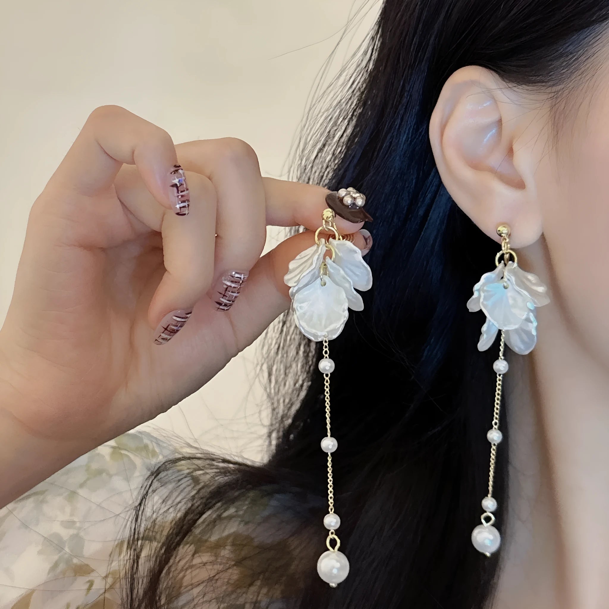 Women's acrylic shell pearl tassel earrings showing four clip types and 8.8cm length