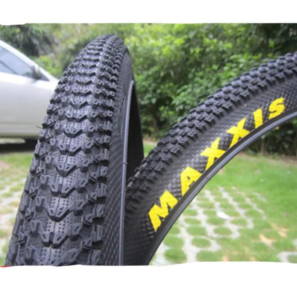 Ultralight mountain bike tyre with puncture-resistant construction for trail riding