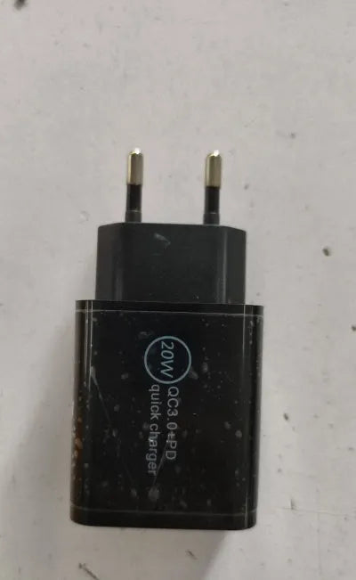 18W USB-C PD fast charger in black or white with US or EU plug for iPhone Samsung smartphones