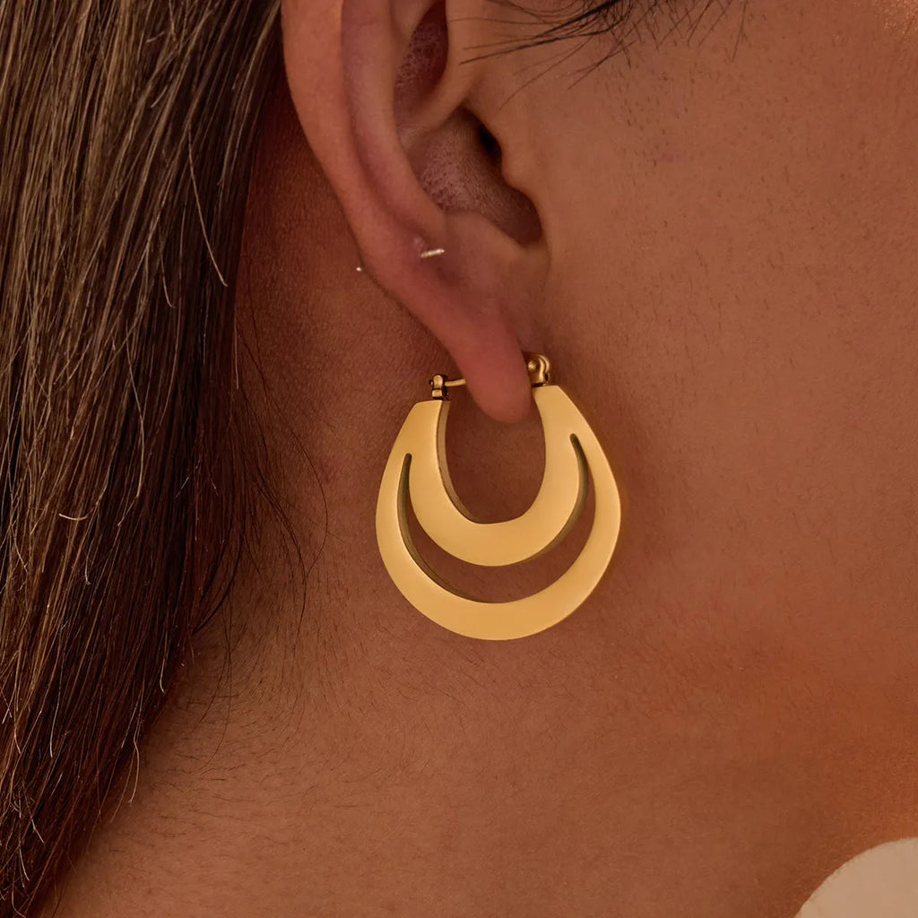 Geometric French earrings with round ring elements in gold and steel colour options