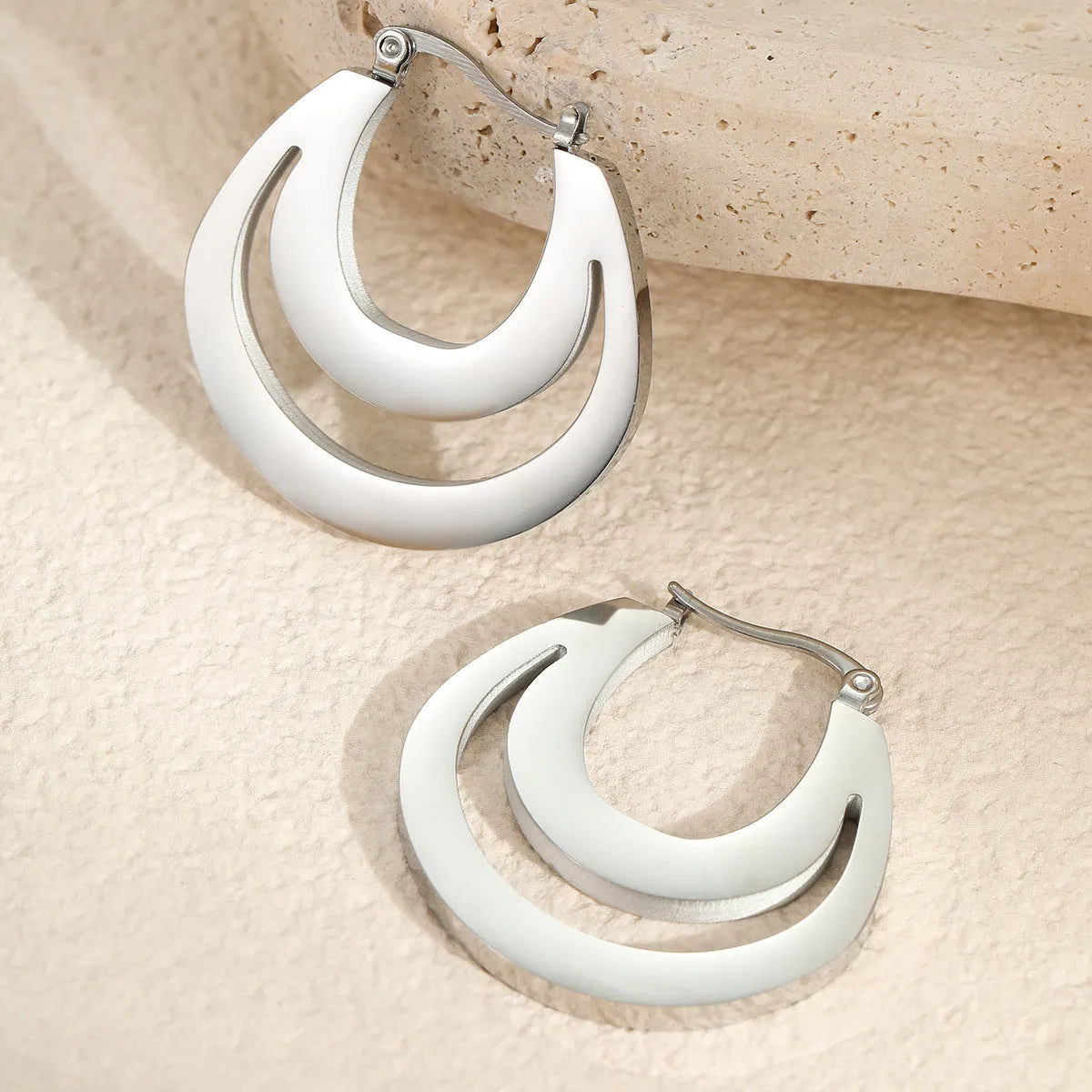 Geometric French earrings with round ring elements in gold and steel colour options