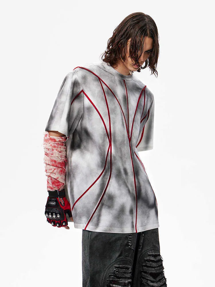 Padded shoulder short sleeve T-shirt with three-dimensional line patchwork round neck design
