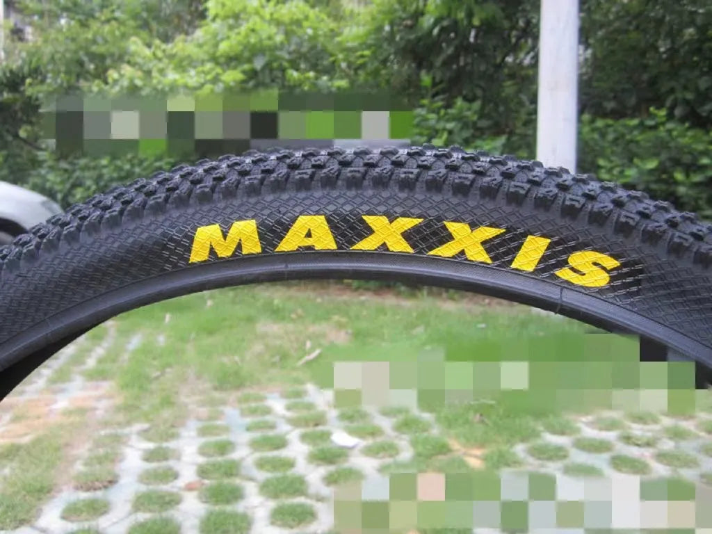 Ultralight mountain bike tyre with puncture-resistant construction for trail riding