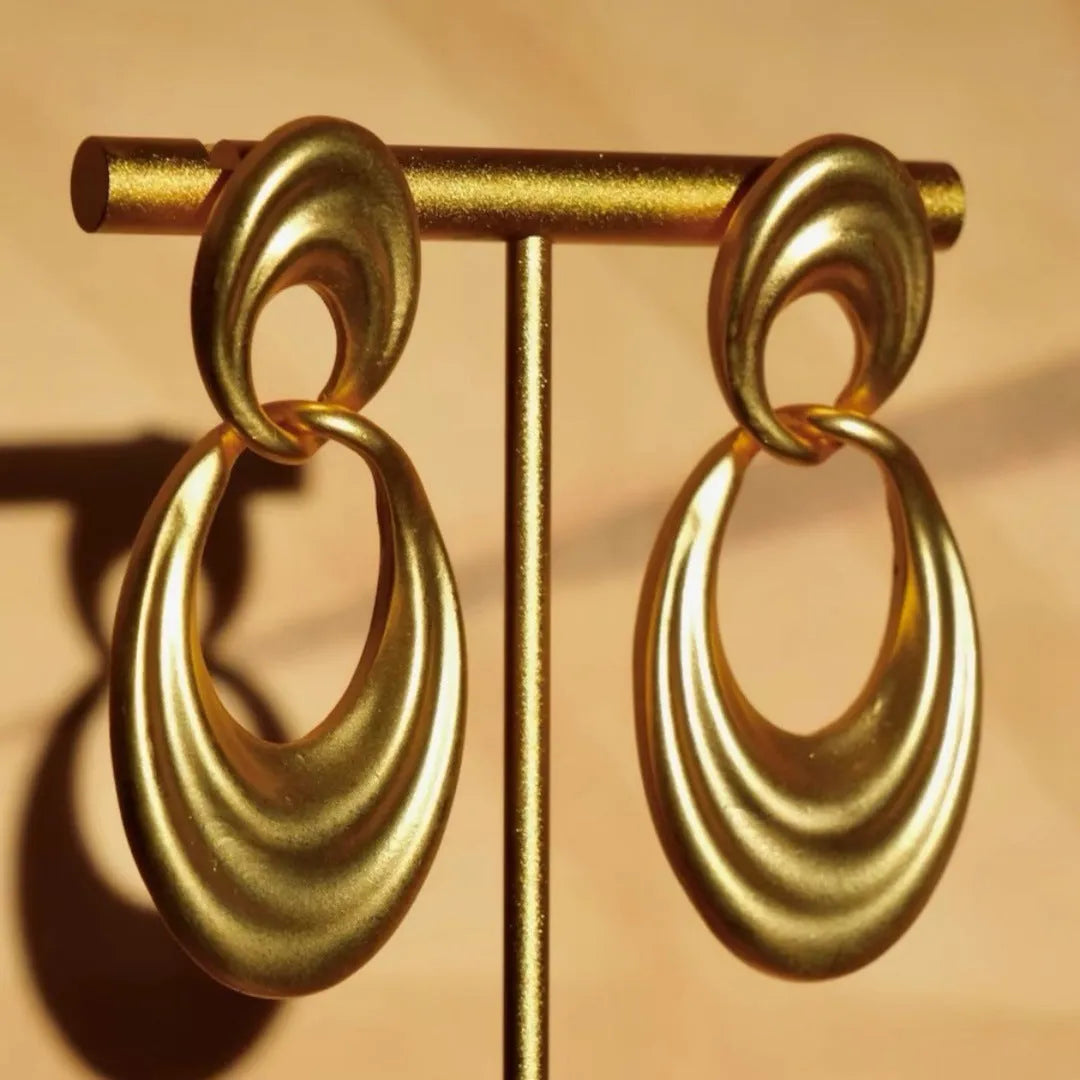 Gold coloured double circle French retro earrings with a U-shaped design and quicksand finish.