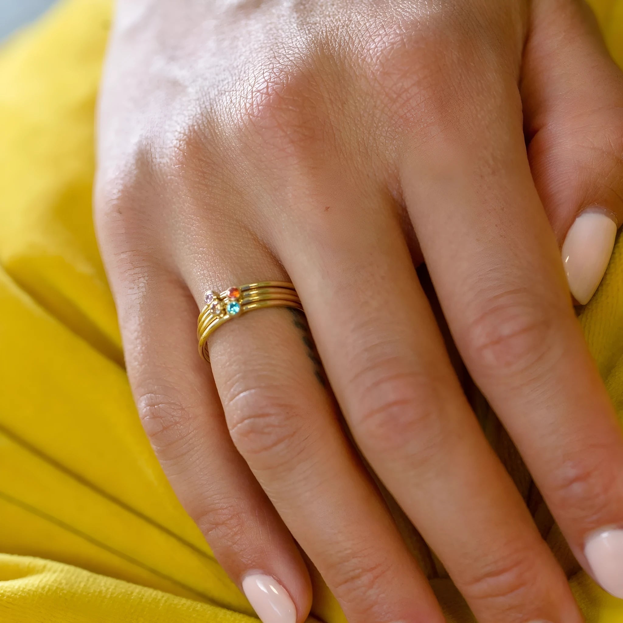Geometrical titanium steel ring for women with December birthstone colour and superimposed engraving pattern.