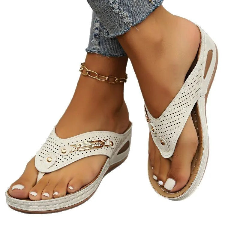 Women's retro-style flip-flop sandals with a PU upper and lightweight EVA sole on a herringbone scaffold.