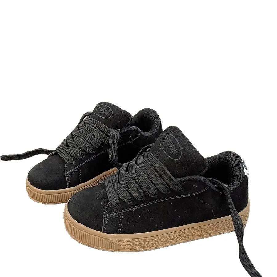 Black retro low-top sneakers with waterproof platform sole and round toe
