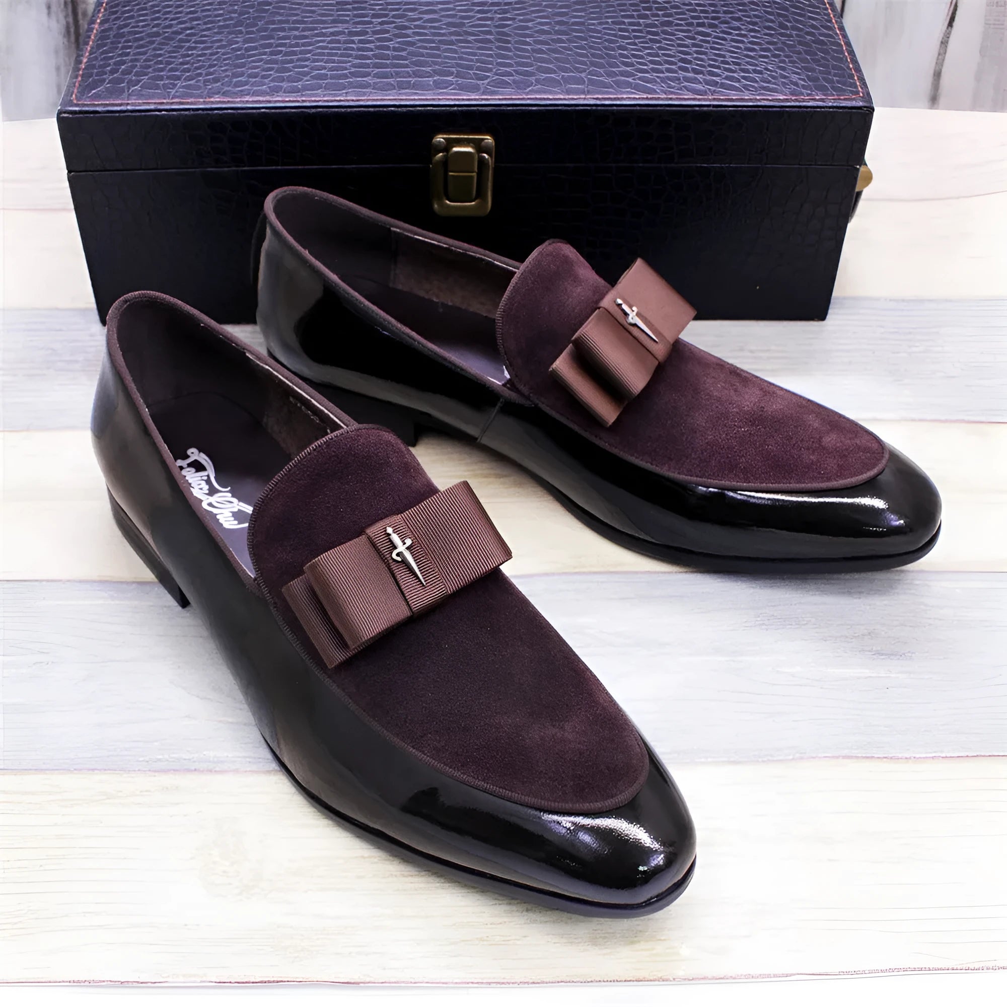 Men's low top formal shoes with glossy patent leather, matte cowhide, tassel detail and rubber sole in black, blue, brown or red.