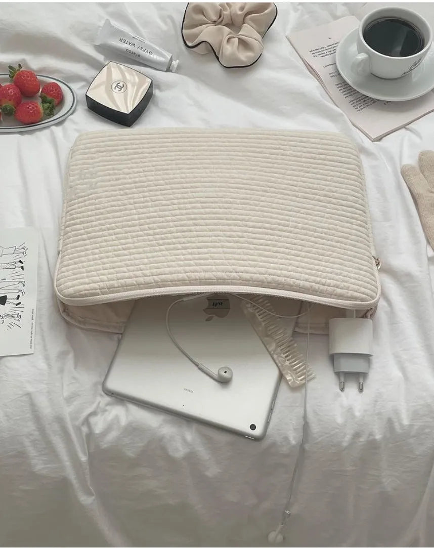 Hand-held black and white cotton clutch laptop bag with anti-seismic protection and coin pocket.