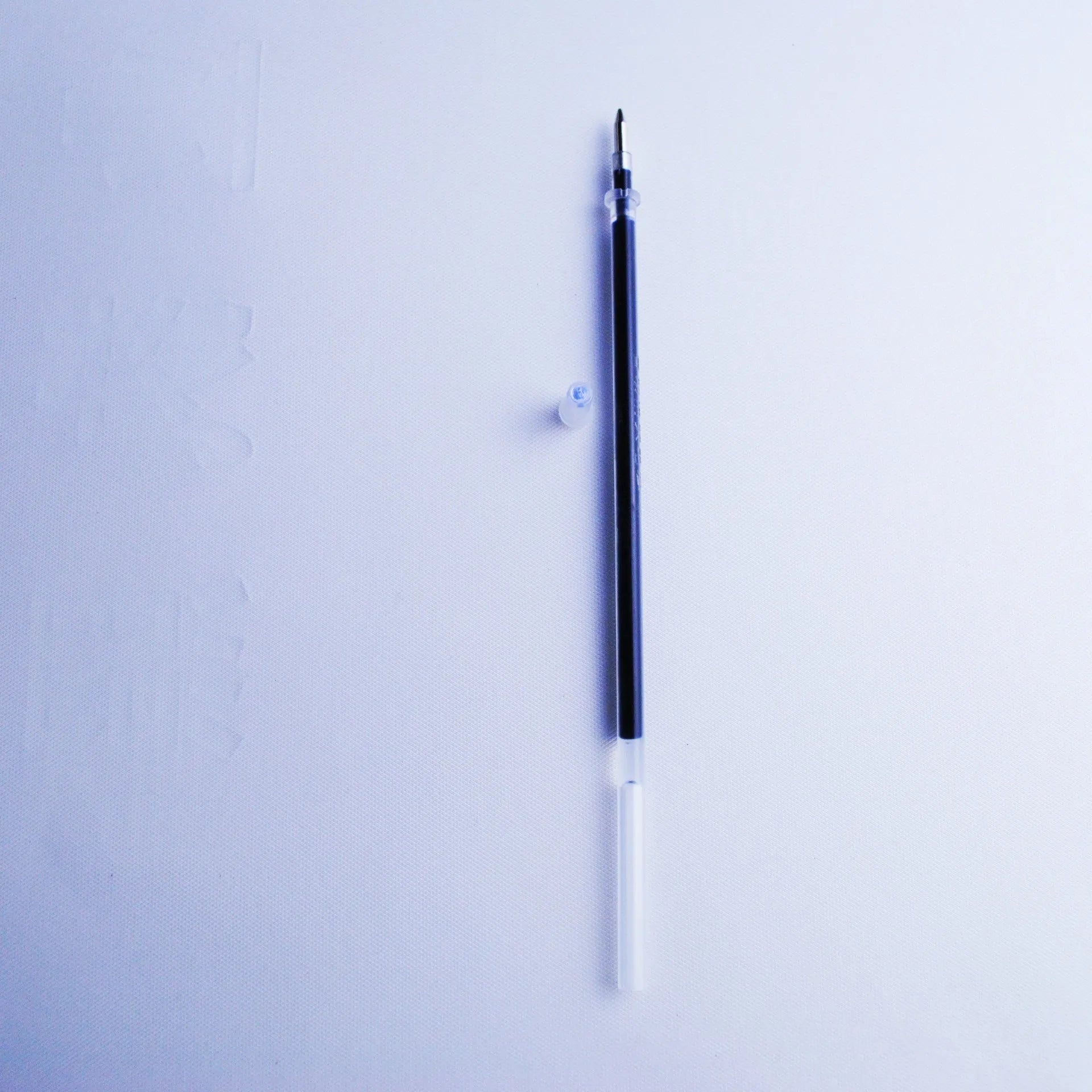 Blue automatic fading pen set with 0.5mm tip, eight refill cartridges, and plastic holder.