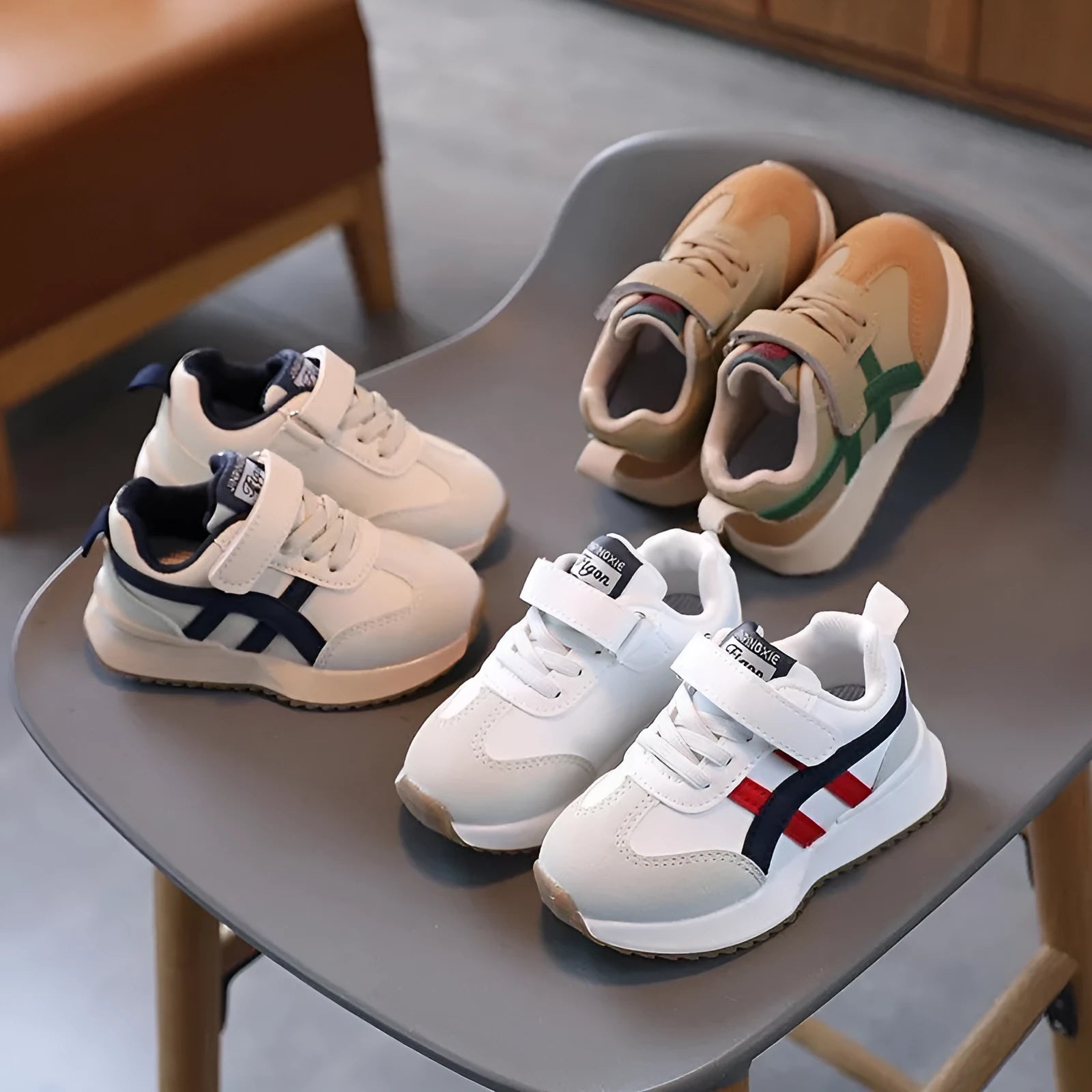 Children's solid colour sneakers with Velcro fastening in white, beige, or khaki options