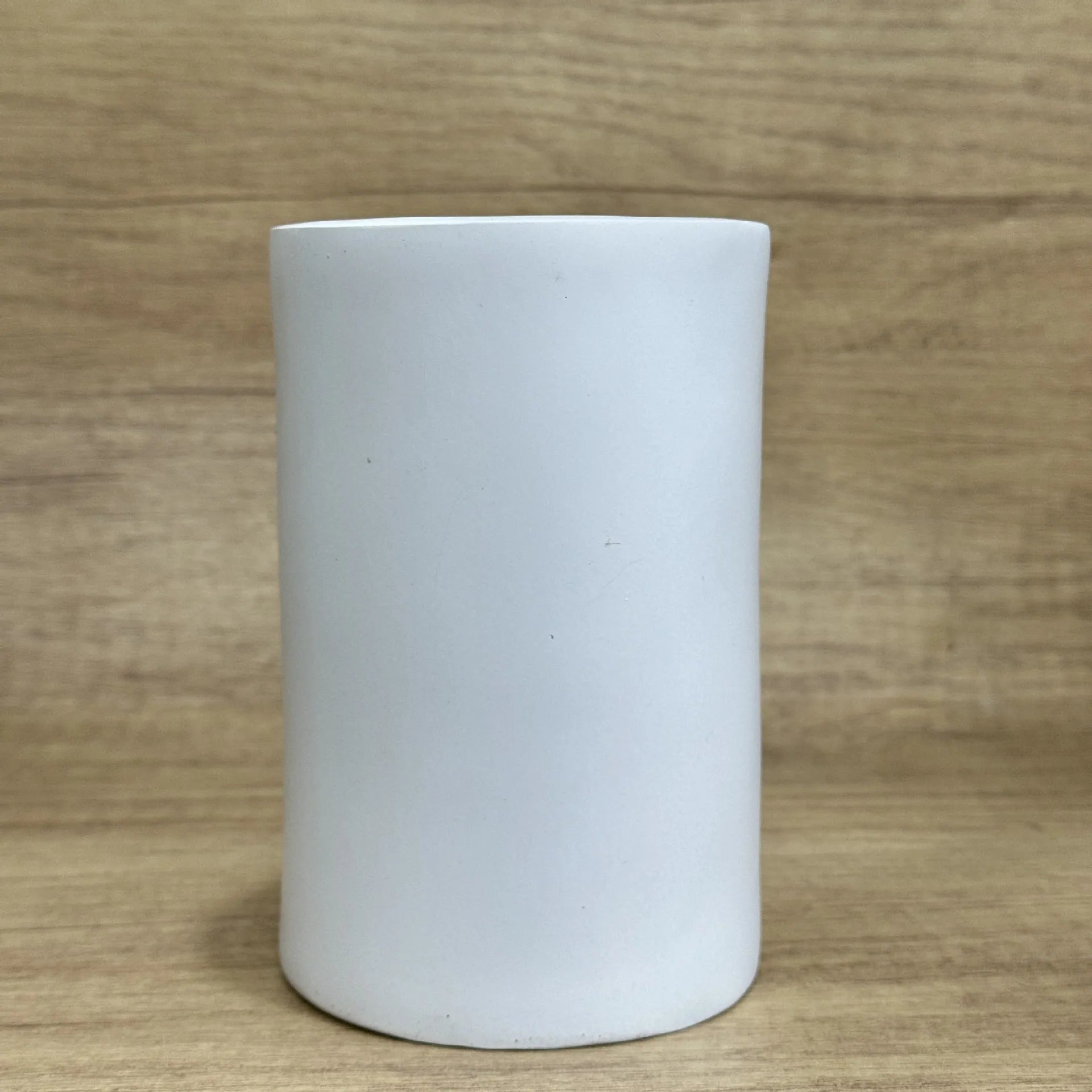 American-style resin tissue box holder with funny character design measuring 8.5 by 14.6 cm