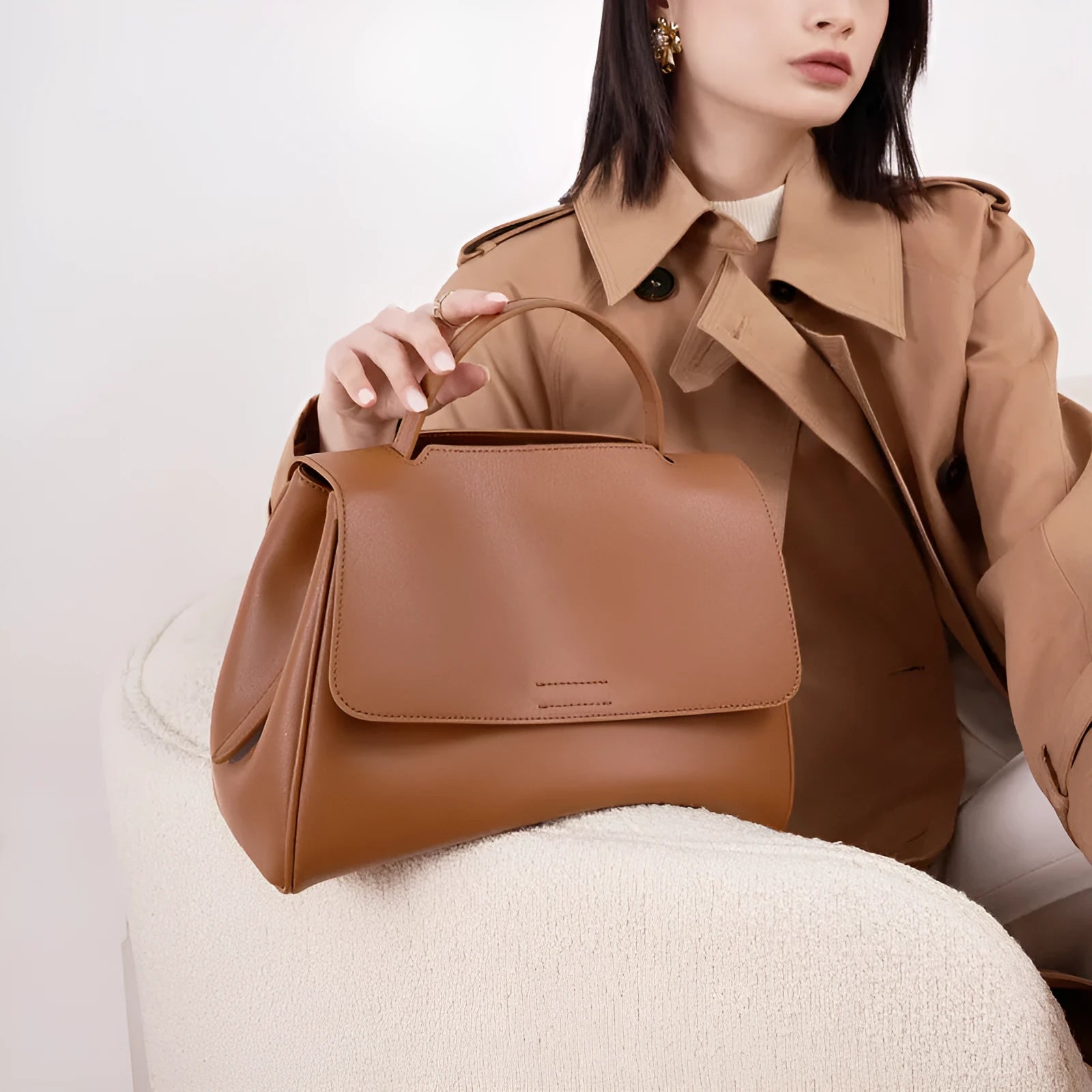 Soft genuine leather women's shoulder messenger bag in horizontal square shape with sewing thread detail, black colour
