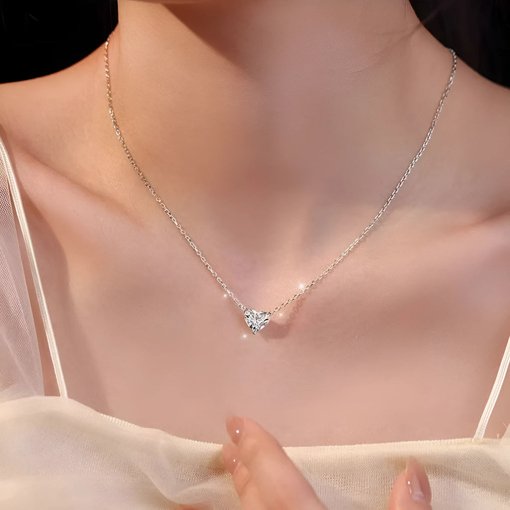 Silver-coloured women's necklace with a heart-shaped copper pendant on a chain