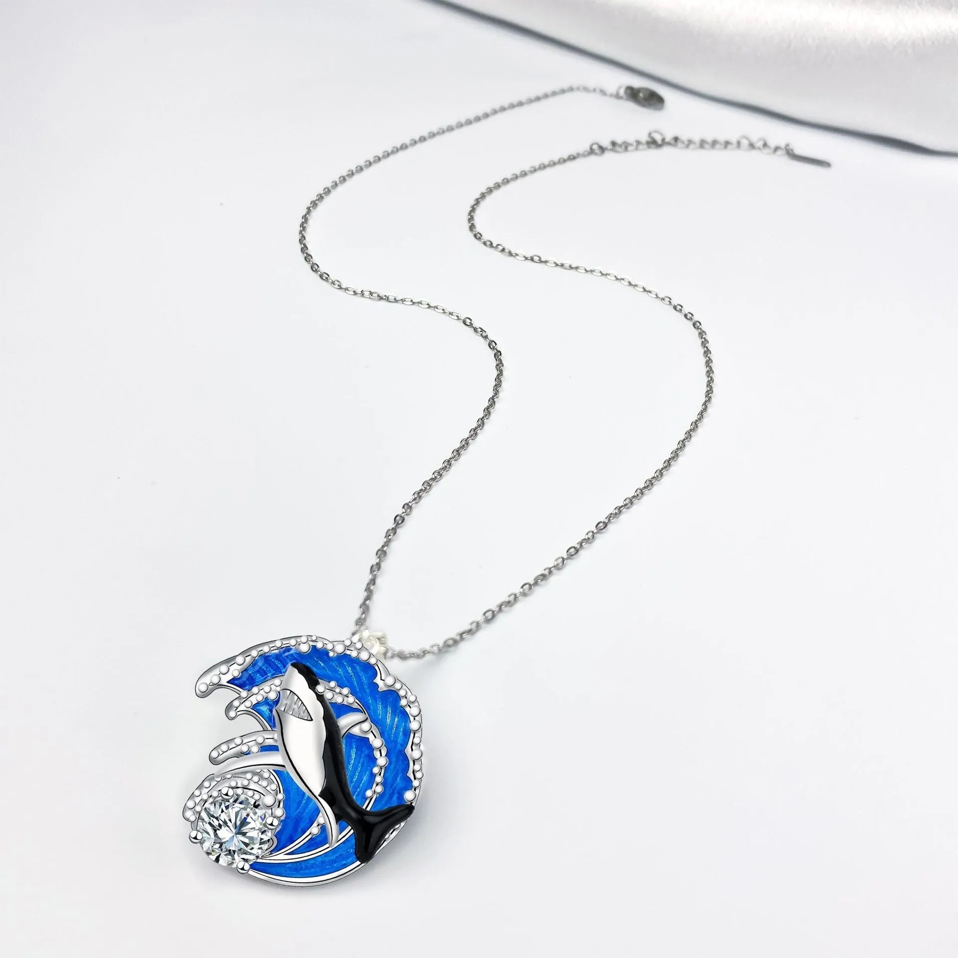 Women's shark pendant necklace with copper material and cross chain, adjustable 41-50 cm length