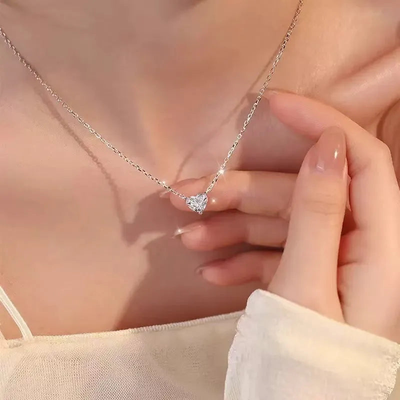 Silver-coloured women's necklace with a heart-shaped copper pendant on a chain